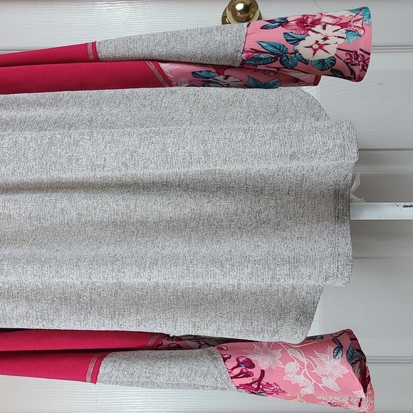 Jodifl Bell Sleeved, Mixed Fabric Blouse - Picture 4 of 11